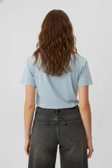 Remera de algodón blanca de manga corta y corte holgado, con cuello redondo a la base y apliques de flores bordadas con lentejuelas en el frente.