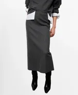Falda midi gris de corte recto, con tiro alto y diseño clásico.