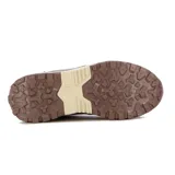 Bota casual Country de corte medio, confeccionada en una combinación de cuero y paneles de malla en tonos kaki y negro. Cuenta con cierre de cordones, cuello acolchado y suela de goma dentada en color crema.