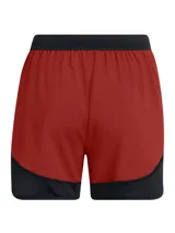 Short deportivo Under Armour de la línea Challenger, color rojo con detalles en negro. Presenta cintura elástica con cordón interno, paneles laterales de malla para ventilación y bajo curvado con logo de la marca estampado.