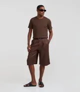 Remera de manga corta, cuello redondo y calce ajustado (slim fit), color gris claro, con textura acanalada vertical.