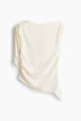 Top fluido de satén color beige, con escote bote, diseño asimétrico y detalles fruncidos en los laterales.