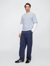 Remera de manga corta con cuello redondo, a rayas horizontales en tonos celeste, blanco y marrón.