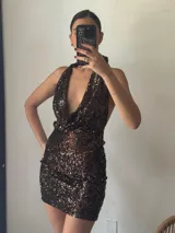 Minivestido de fiesta con lentejuelas color chocolate, escote halter y espalda descubierta.