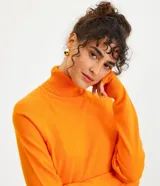 Blusa de punto color verde, con cuello alto y manga larga. Diseño básico y ajustado al cuerpo.
