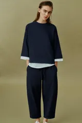 Sudadera de algodón color marrón con efecto doble capa, con cuello redondo y detalles en tejido blanco a contraste en las mangas y el bajo asimétrico.
