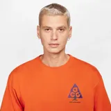 Remera Nike ACG de alta densidad en color naranja, de corte amplio y relajado, con cuello redondo de canalé y gráfico estampado en el pecho.