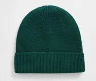 Gorro de invierno tipo beanie tejido en punto acanalado, con borde doblado y diseño clásico.