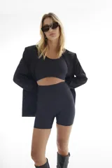 Calza corta deportiva negra de tiro alto y tejido acanalado.