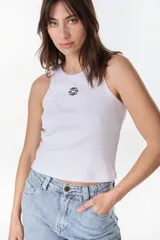 Musculosa de algodón en color blanco, de corte ajustado y diseño acanalado, con pequeño isologo bordado en el centro del pecho.
