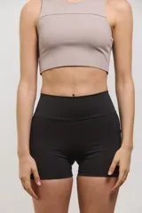 Minishort deportivo de calce ajustado con cintura alta y bolsillos laterales. Confeccionado en tejido elastizado de compresión media.