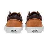 Championes Vans modelo Old Skool, con diseño de paneles en tonos marrón y chocolate. Presentan la icónica banda lateral en cuero, cordones rojos y suela de goma blanca con la clásica estructura vulcanizada.