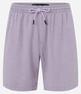 Bermuda lila de sarga con cintura elástica ajustable con cordón, bolsillos laterales y traseros.