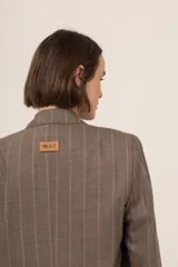 Blazer marrón con estampado a cuadros, de corte clásico y solapas de muesca.