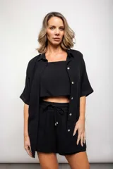 Camisa color verde claro, de corte holgado, con cuello clásico, cierre frontal con botones y mangas cortas. Incluye short haciendo juego con cintura elastizada y cordón de ajuste.