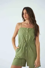 Monoprenda corta de color verde oliva, con tirantes finos ajustables, cierre frontal con botones y cintura elástica con cordón ajustable. Cuenta con bolsillos laterales.