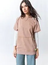 Chaleco negro lavado de algodón con capucha y gran bolsillo central. De corte oversized, holgado, suave y cómodo.