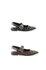 Chatas de cuero con punta fina, tira en el empeine con hebilla doble y tachas plateadas. Incluye una tira trasera con tachas. Disponibles en negro y marrón.