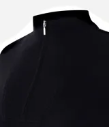 Suéter femenino de punto color blanco, con cuello alto y cierre frontal parcial con cremallera. Presenta un diseño básico de manga larga con puños y ruedo acanalados.
