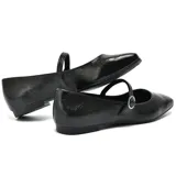 Zapato de charol negro con correa sobre el empeine y hebilla con strass.