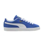 Championes Puma Suede Classic de color azul, confeccionados en gamuza con detalles en blanco y el logo de la marca en dorado en el lateral.