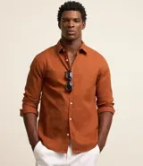 Camisa de manga larga marca Marfinno, confeccionada en tejido plano de mezcla de lino y algodón. Presenta cuello camisero, cierre frontal con botones y un corte comfort que brinda mayor amplitud y comodidad.