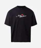Remera boxy fit de algodón color negro, con cuello redondo y mangas cortas. Presenta un estampado de la cantante Amy Winehouse en blanco y negro con detalles en rojo, y la inscripción "Amy Winehouse Back to Black".
