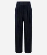 Pantalón de sastrería corte wide leg, color azul marino con estampa de rayas finas. Presenta cintura con pasantes, pinzas frontales y bolsillos traseros.