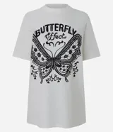 Remera de algodón color blanco, de corte holgado y manga corta, con cuello redondo y estampa frontal en negro con la inscripción "Butterfly Effect" y un diseño de mariposa.