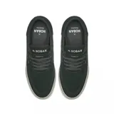 Championes de skate Emerica modelo The Hoban, color negro con detalles en verde y suela blanca. Presentan un diseño de perfil bajo con costuras reforzadas en la puntera y ojal superior metálico dorado.