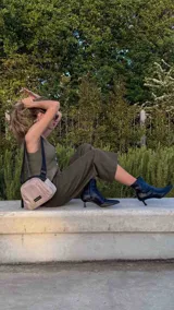 Bandolera pequeña de diseño moderno, confeccionada en tafeta liviana y resistente. Cuenta con cierre superior, correa ancha ajustable y logo frontal de la marca.