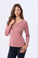 Remera de manga larga en color rosado, con cuello redondo y estampado sutil en tono sobre tono.