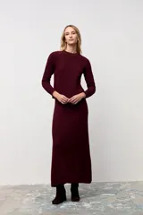 Falda midi de punto acanalado, corte recto y tiro alto, con diseño minimalista y elástico en la cintura.