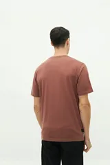 Remera verde militar de manga corta con cuello redondo y estampado frontal con el texto "Brookfield The Emporium of Postmodern Activity No 1001 Torino | 1971".