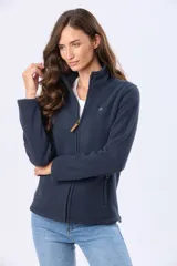 Campera de polar azul marino con cierre frontal completo, cuello alto y bolsillos laterales con cierre. Presenta detalles en cuero en los tiradores de los cierres.