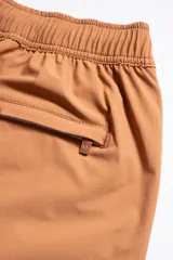 Short de baño color arcilla con bordado de enredadera en la pierna, cintura elástica con cordón ajustable, bolsillos laterales y bolsillo trasero con cierre.