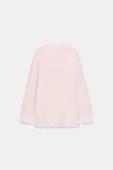 Camiseta de manga larga color rosado, con cuello redondo, corte oversize y bajo recto.