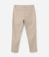 Pantalón de corte slim confeccionado en tejido de sarga, con cintura con trabillas, cierre tradicional y bolsillos laterales y traseros.