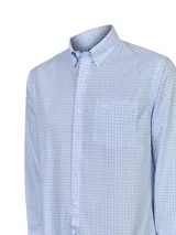 Camisa de manga larga para hombre, color celeste claro con patrón de cuadros pequeños en azul y blanco. Presenta cuello button-down y un pequeño logo bordado en el bolsillo.