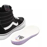 Championes de skate Vans Sk8-Hi Skate PRO, color negro con detalles en blanco. Fabricados con ante y lona, con refuerzos DURACAP™ y suela de goma SICKSTICK™.