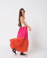 Vestido largo de fibrana con breteles finos, corte amplio y diseño color block en negro, fucsia y amarillo.