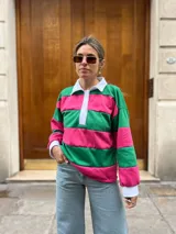 Sweater a rayas horizontales rosas y verdes, con cuello polo blanco y puños blancos.