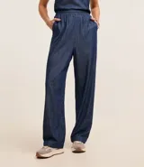 Pantalón de jean azul, modelo pantacourt, con tiro mediano, cintura elástica y bolsillos.