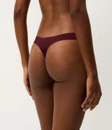 Kit de dos bombachas tipo bikini hilo de microfibra, con diseño liso y ajuste suave. Incluye una prenda en color bordó y otra en color beige, ambas con detalle de logo pequeño en el lateral.