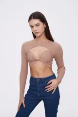 Top color beige de tejido de punto acanalado, con mangas largas y abertura en el pecho.