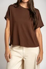 Remera de viscosa marrón, de corte oversize, con mangas cortas y cuello redondo.