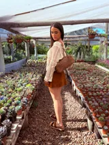 Sandalias bajas de cuero marrón con estampado animal print en las tiras.