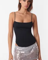 Minifalda de lentejuelas plateadas con diseño ajustado y tiro bajo.