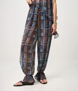 Pantalón Marfinno de chiffon con estampado de cuadros escoceses, calce amplio, cintura elastizada y lazos ajustables en el bajo. Cuenta con forro interior.