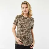 Camiseta de manga corta color beige con estampado animal print de leopardo.